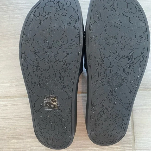 Versace women’s La Medusa Gold Logo Black Rubber pool slides. Sz 9